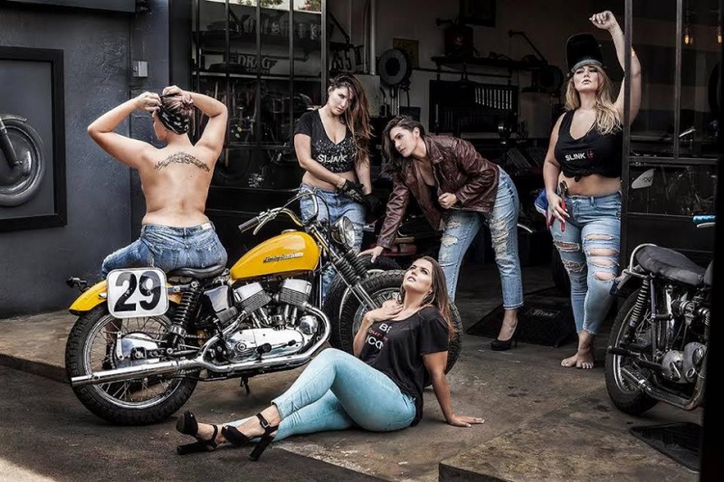 Смотреть голые сиськи подруг на мотоцикле 15 фото эротики