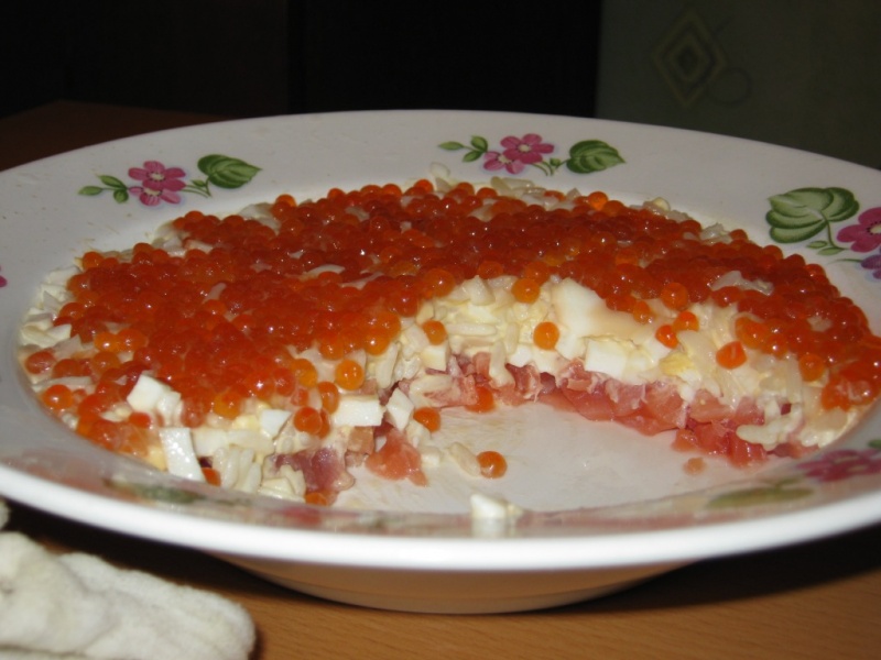 Салат с икрой красной картошкой и яйцом