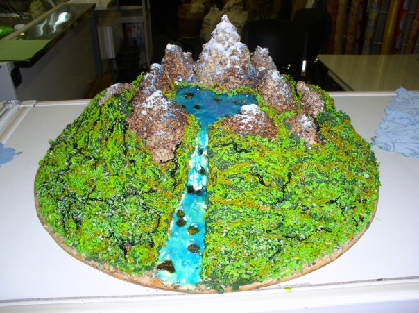 Торт в виде горы с дорогой