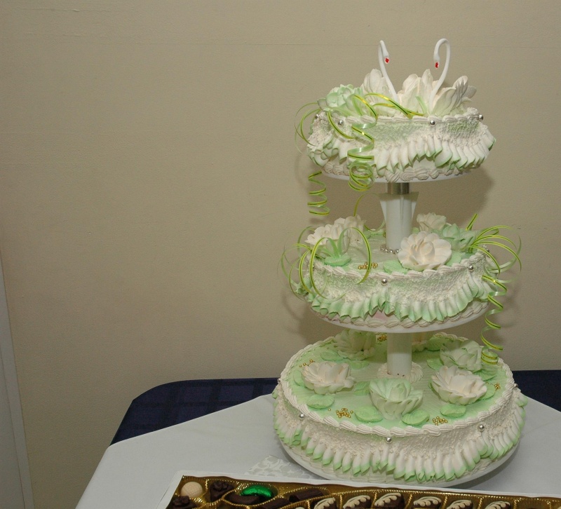 Торт на трехъярусной подставке на свадьбу фото