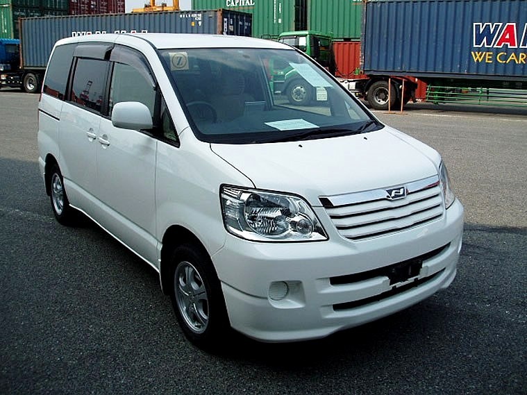 Noah white. Toyota Noah 2003. Микроавтобус Ноан 219. Минусинск минивэн Noah белый. Машина Ноах микроавтобус тонированный.