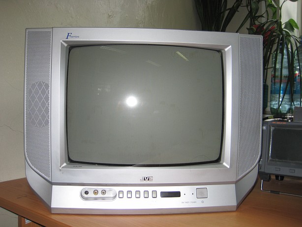 Диагональ 37 см. Телевизор JVC 1996.